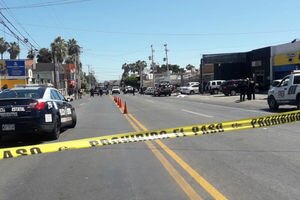 В Мексике неизвестные застрелили пять полицейских у школы (фото)