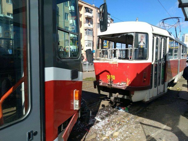 В Харькове из-за гонки трамваев молодая женщина и старушка попали в больницу
