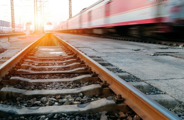 В Харьковской области поезд насмерть сбил мужчину, который сидел на рельсах