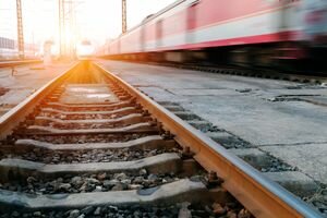 В Харьковской области поезд насмерть сбил мужчину, который сидел на рельсах