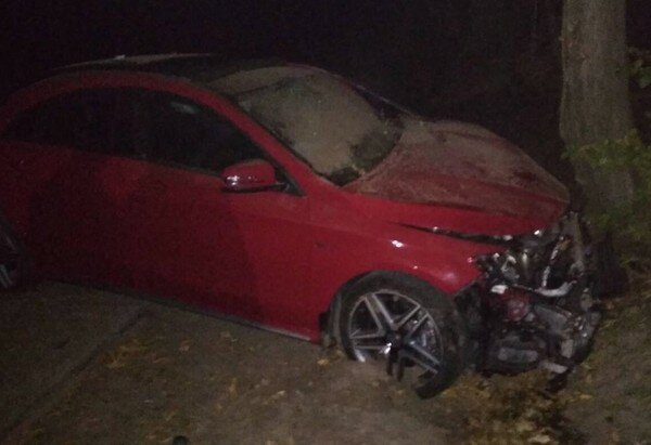 Машина с "похищенной" невестой врезалась в дерево во Львовской области (фото)