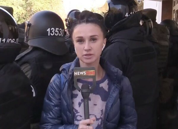 Журналиста NEWSONE облили клеем во время акции С14 под зданием МВД