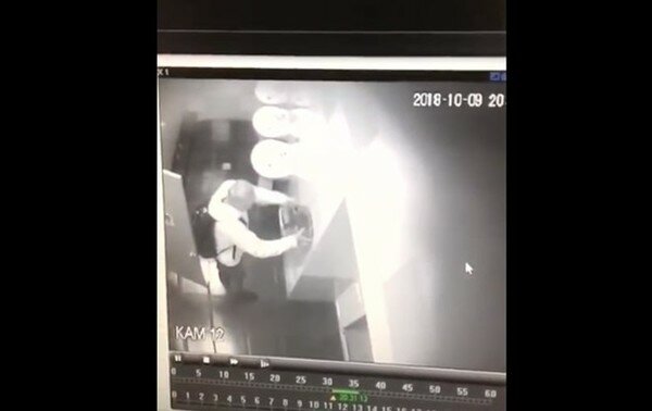 Грабители вынесли из киевского кинотеатра мыльницы и сушилки (видео с камер)