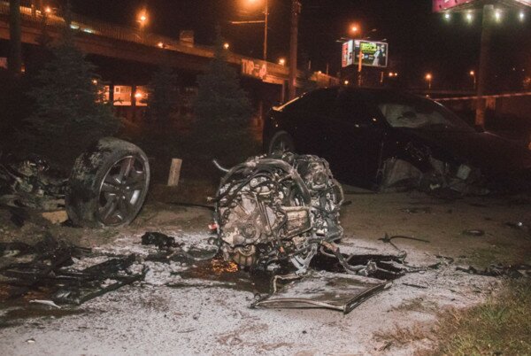 В Киеве Honda слетела с моста и рассыпалась на части (фото)