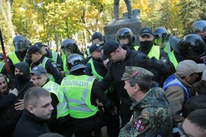 Как радикалы хотели снести памятник Ватутину в Киеве, но нарвались на сотни полицейских (видео, фото)