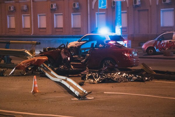 В Киеве Mercedes на скорости влетел в отбойник, есть жертвы (видео, фото)