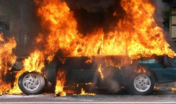 Ночью в центре Киева огонь уничтожил элитный автомобиль. Фото, видео