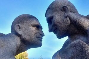 В Коростышеве установили гранитную скульптуру голых братьев Кличко. Фото