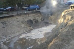 На Борщаговке в Киеве прорвало трубу с горячей водой. Фото с места ЧП
