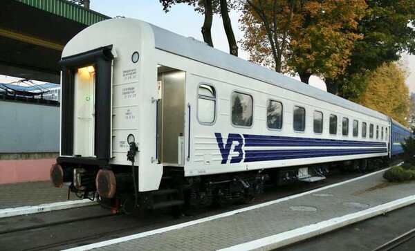 В "Укрзализныце" показали первый модернизированный вагон с индивидуальным кондиционером