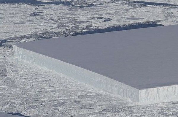 Ученые NASA обнаружили уникальный айсберг прямоугольной формы. Фото
