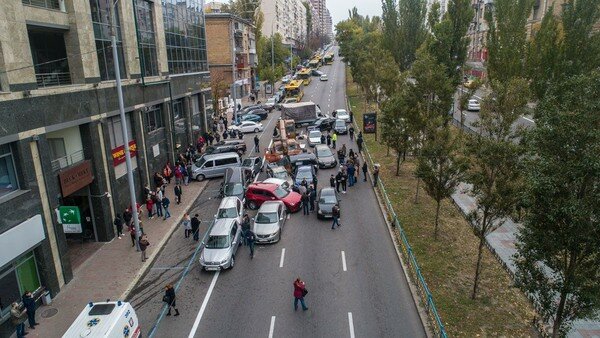 ДТП с автокраном в центре Киева: в полиции открыли дело и рассказали новые детали аварии