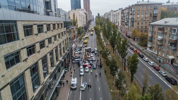 Гигантская свалка из машин в центре Киева: что ждет водителя автокрана и кто заплатит за 21 разбитое авто