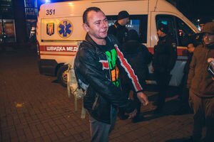 В Киеве пьяный мужчина покусал своих друзей, их забрала "скорая" (видео)