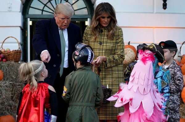 Трамп и его супруга угостили детей сладостями по случаю Хэллоуина. Яркие фото
