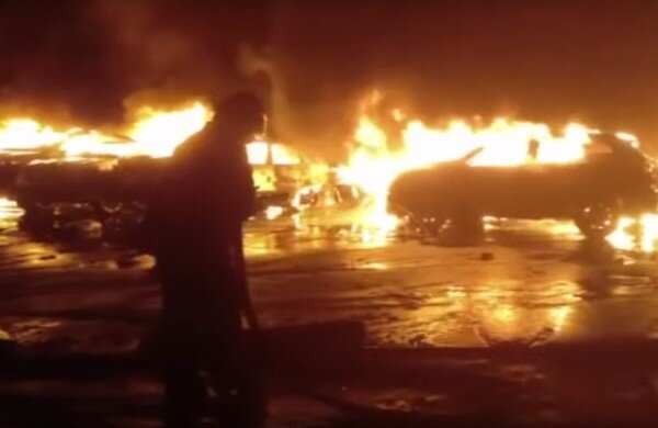 Сотни новых Maserati сгорели дотла в порту Италии. Видео