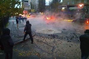 В Киеве на Оболони посреди трассы образовался гейзер из горячей воды (фото)