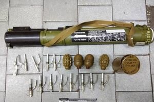 В метро Харькова задержали военного, который вез рюкзак с боеприпасами