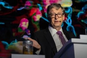 Билл Гейтс вышел на сцену с банкой фекалий и презентовал "туалет будущего"