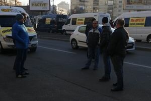 В Киеве перевозчики устроили акцию протеста возле Мининфраструктуры 