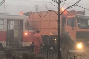 В Киеве из-за сильного тумана столкнулись трамвай и авто коммунальщиков. Фото