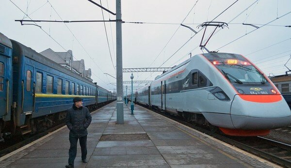 "Укрзализныця" остановила продажу билетов на поезда дальнего следования