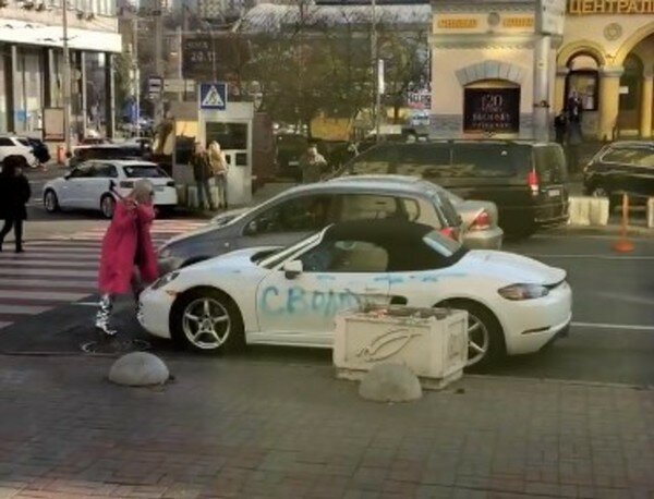 В центре Киева блондинка в розовом напала с топором и краской на Porsche. Видео