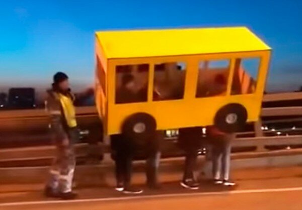Художники из Владивостока притворились автобусом, чтобы пройти по автомобильному мосту. Видео