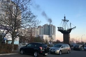 В Киеве на Оболони вспыхнул масштабный пожар во многоэтажке. Фото