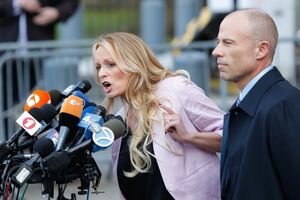 В Лос-Анджелесе арестовали адвоката порнозвезды, которая судится с Трампом, за насилие в семье