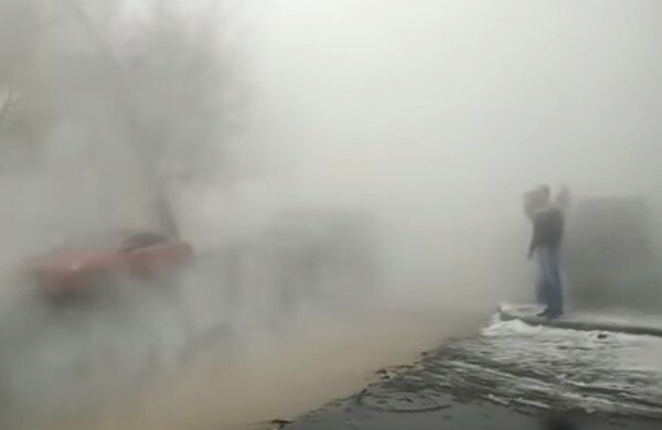 В Киеве одну из улиц окутал густой туман из-за порыва трубы с горячей водой. Видео