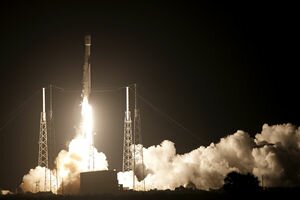 SpaceX успешно запустила Falcon 9 с еще одним спутником (фото, видео)