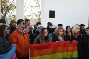 В Киеве праворадикалы с дымовыми шашками и слезоточивым газом сорвали марш за права трансгендеров