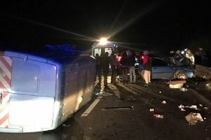 В Харьковской области микроавтобус столкнулся с легковым авто, есть погибший и пострадавшие