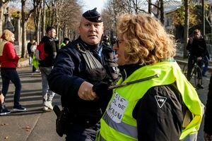 Аресты, жертвы и слезоточивый газ: во Франции люди массово протестуют против высоких цен на бензин (фото)