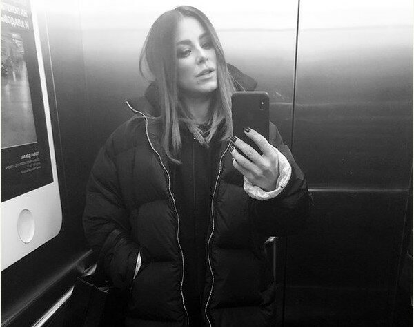 Ани Лорак внезапно вернулась в Киев и сфотографировалась в лифте