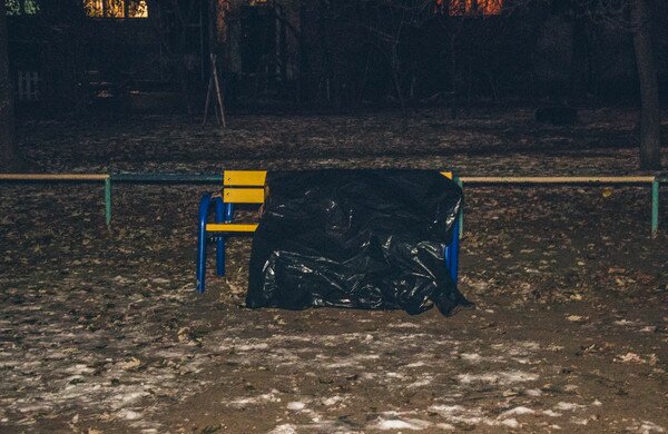 В Киеве на детской площадке обнаружили труп со спущенными штанами (фото)