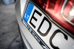 Порошенко переданы на подпись законы об ужесточении растаможки авто на еврономерах