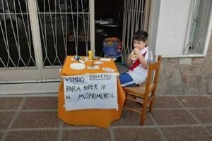 В Аргентине шестилетний мальчик продавал свои игрушки, чтобы попасть на матч любимой команды