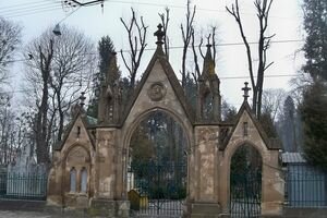 На Лычаковском кладбище трое студентов иностранцев пытались поджечь могилы польских военных