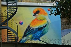 В Киеве закрасили яркий мурал на здании посольства Нидерландов