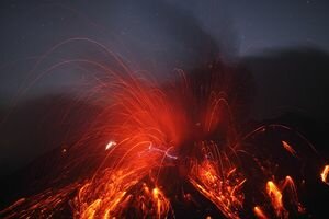 Туристы сняли извержение гигантского вулкана в опасной от него близости (видео)