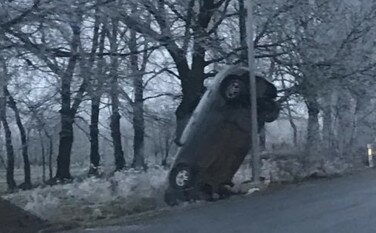 В Волынской области авто перевернулось "вверх тормашками" из-за ДТП. Фото