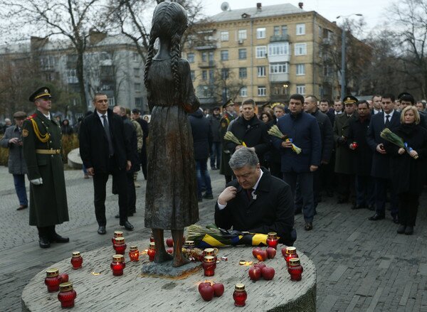 Порошенко призвал украинцев вспомнить жертв ужасного Голодомора