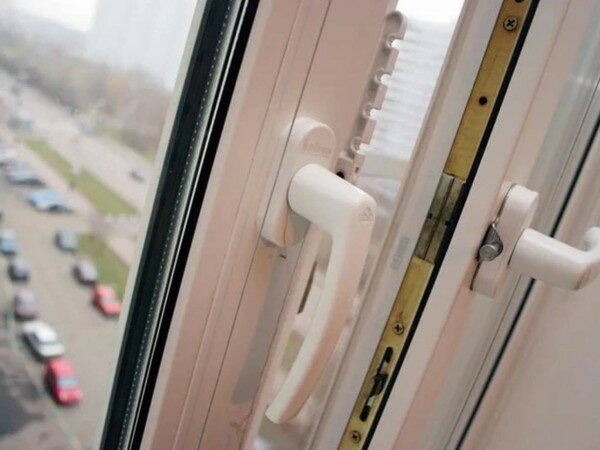 В Киеве пенсионерка выбросилась из окна многоэтажки