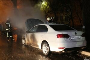 В Киеве вблизи российского посольства сгорела машина на дипномерах (фото)
