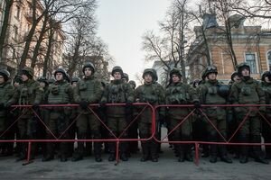 В центр Киева стянули десятки силовиков: под АПУ собрался митинг из-за агрессии РФ
