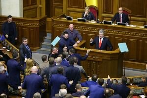 Нардепы устроили потасовку во время речи Порошенко в парламенте. Видео