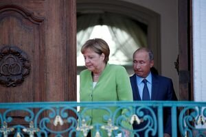 Путин впервые отреагировал на введение военного положения и попросил Меркель повлиять на Украину