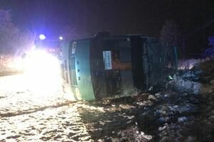 На трассе Черновцы-Косов из-за плохой погоды перевернулся автобус с 20 пассажирами. Фото